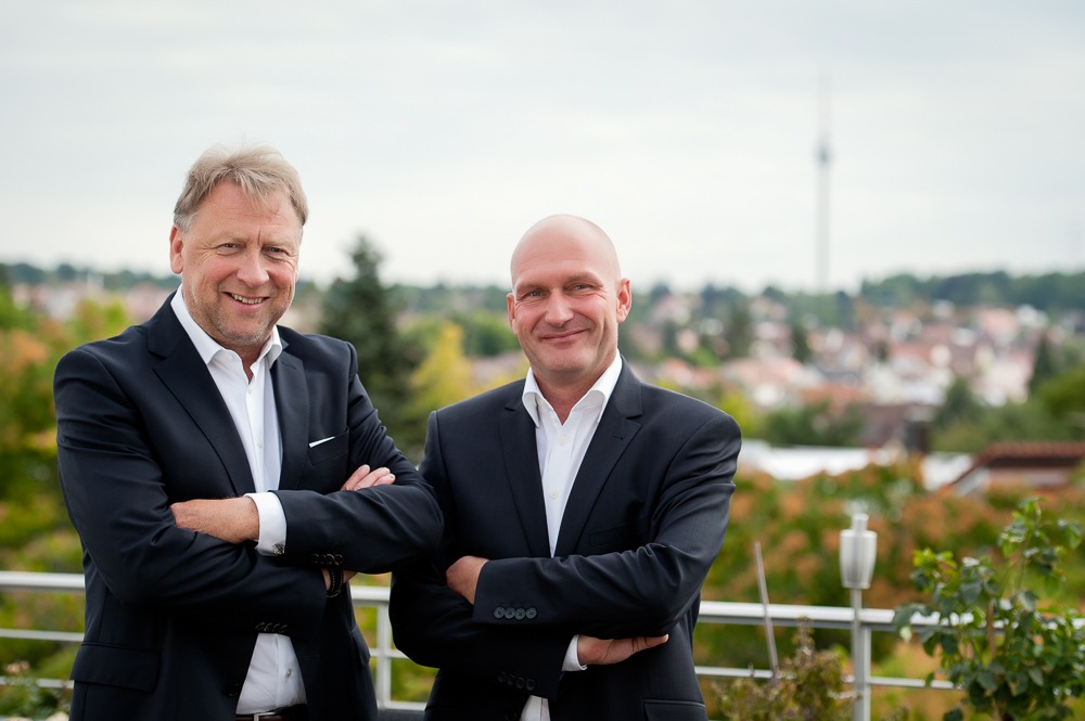 Das Bild zeigt von rechts nach links die Geschäftsführer des Deutschen Institut für Vertriebskompetenz Rainer Skazel und Dirk Thiemann